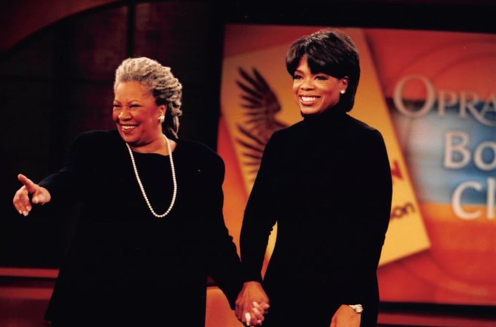 Winfrey recordó que cuando la escritora apareció por primera vez en The Oprah Show, habló de su experiencia como madre soltera de una manera que conmovió a muchos en la audiencia.(ESPECIAL)