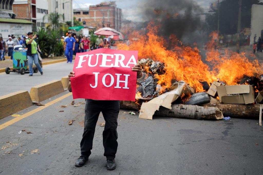 Alumnos de la Universidad Nacional Autónoma de Honduras en el Valle de Sula (UNAH-VS) se manifestaron este miércoles en San Pedro Sula. (ARCHIVO)