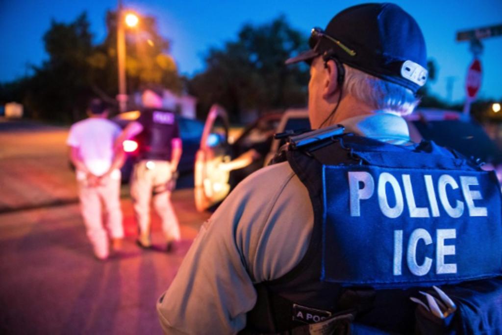 Este miércoles, ICE llevó a cabo una redada en una empresa en Mississippi, donde detuvo a 680 personas. (AP)
