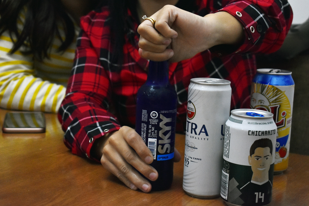 Reporta estudio que el alcohol y tabaco son las drogas legales más consumidas por estudiantes de secundaria en la región. (EL SIGLO DE TORREÓN)