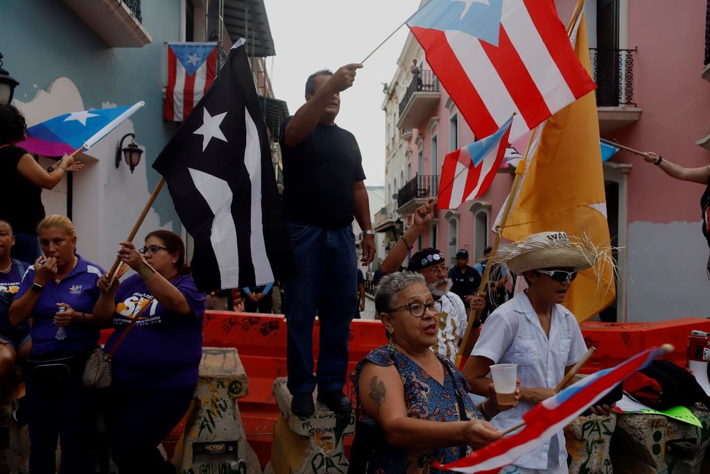 Manifestantes celebran la entrada de la nueva gobernadora Wanda Vázquez, que garantiza que le dará rumbo a Puerto Rico. (ARCHIVO)