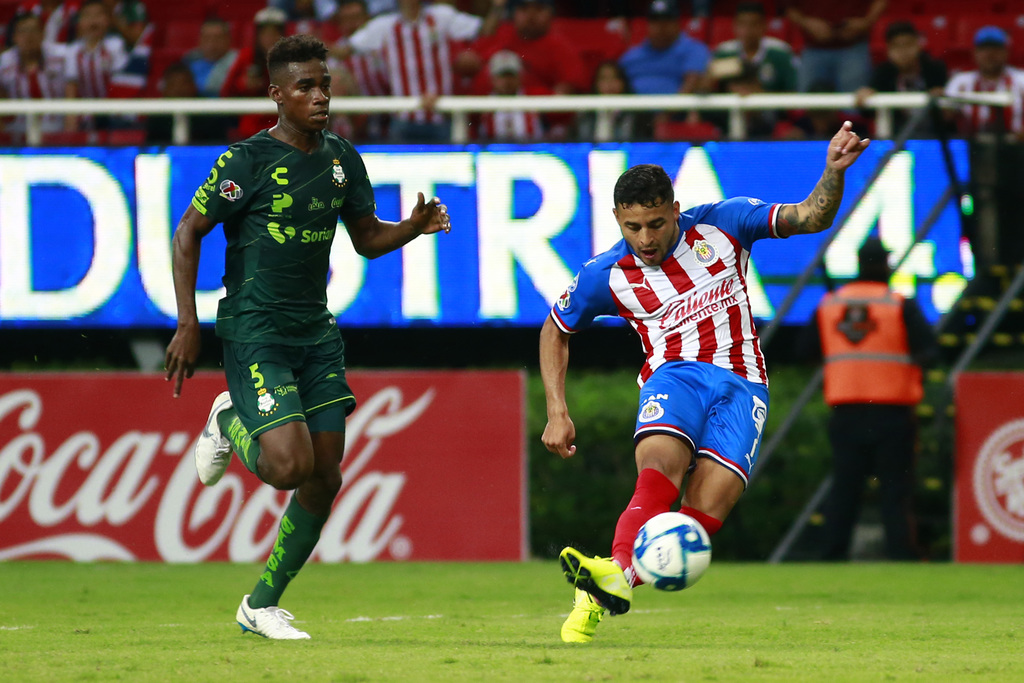 Alexis Vega golpea el balón de pierna derecha para marcar el segundo gol del 'Rebaño Sagrado'. (JAM MEDIA)