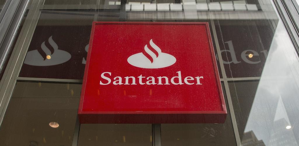 En los primeros días de operación de esta nueva funcionalidad, más de 64 mil clientes de Santander han retirado dinero sin tarjeta en los cajeros automáticos del banco en todo el país. (ARCHIVO)