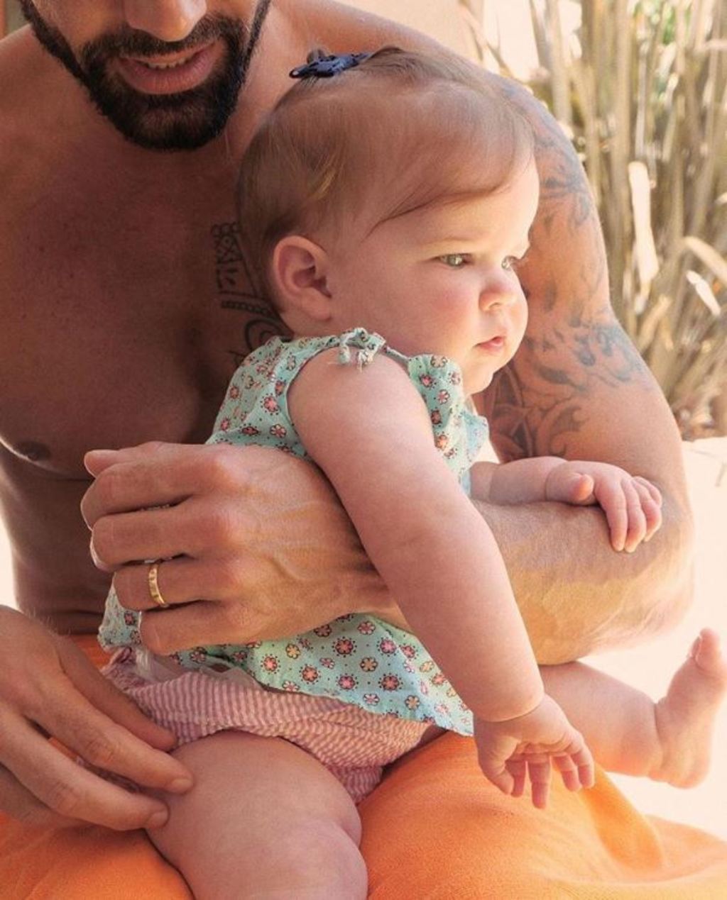 Orgulloso. Ricky Martin y su hija Lucía, en su primera foto. (ESPECIAL)