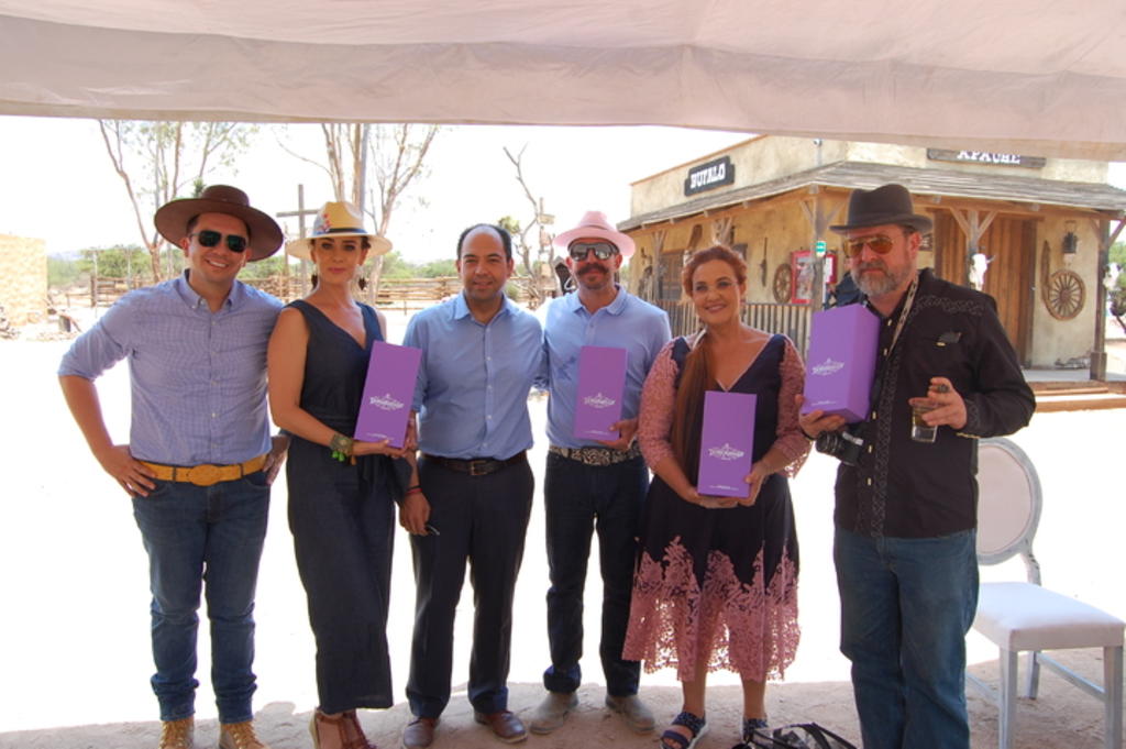 'Estamos muy contentos que, por primera ocasión, Durango sea el escenario de la grabación de MasterChef México, bienvenidos, Durango es su casa', comentó el Secretario de Turismo a los participantes de este programa.
(EL SIGLO DE TORREÓN)