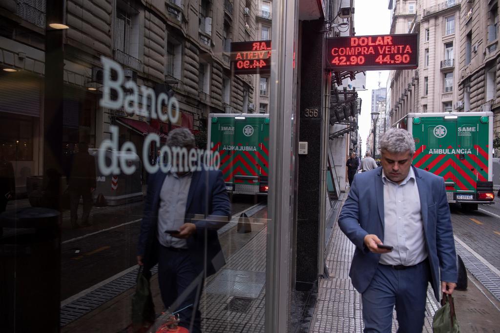 Buena parte de los argentinos votará en las primarias del próximo domingo con la mente puesta en el bolsillo. La economía del país suramericano está en recesión, aunque comienza a mostrar algunos signos de leve despertar. (ARCHIVO)