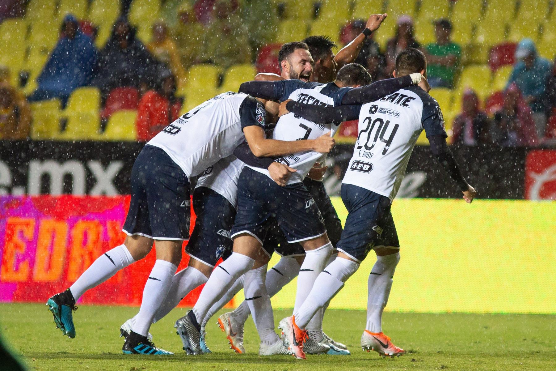 Los jugadores de Monterrey festejaron con Layún. (EFE)