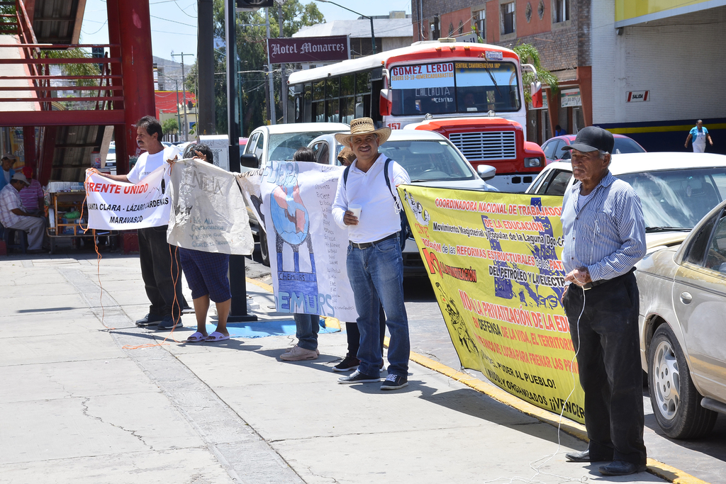 Pobladores de comunidades aledañas a la planta Chemours Laguna se manifestaron.