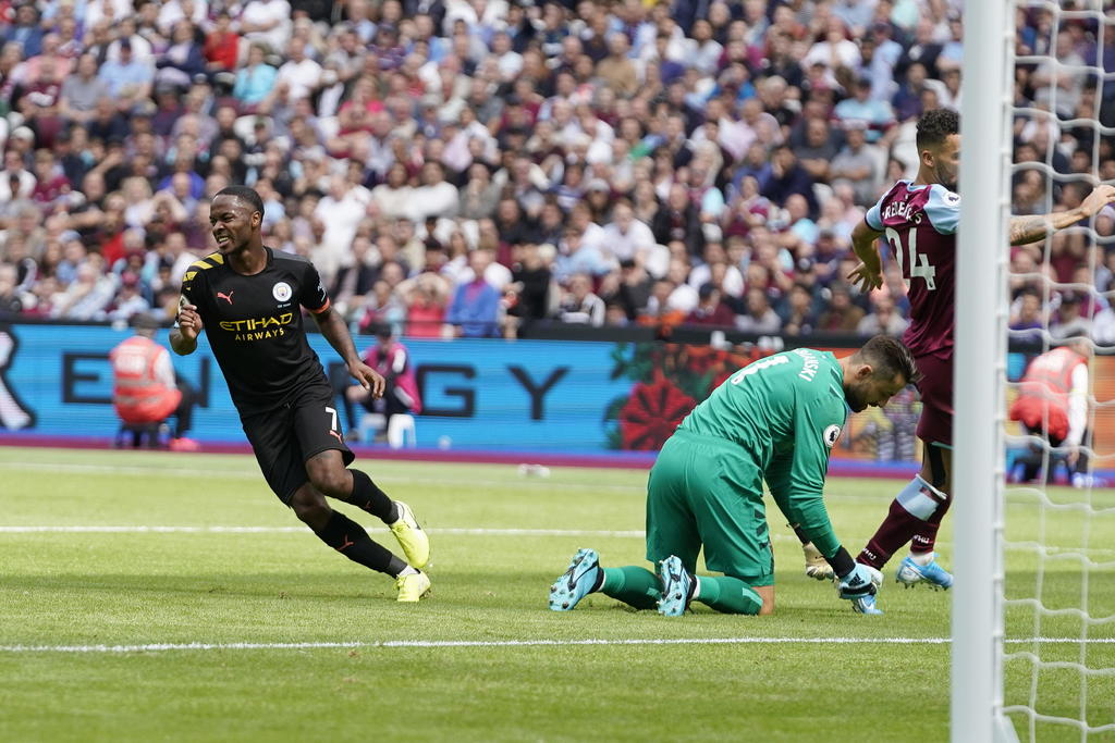 Manchester City comenzó la campaña por su tercer título consecutivo con un triunfo el sábado de 5-0 sobre West Ham United. (EFE)