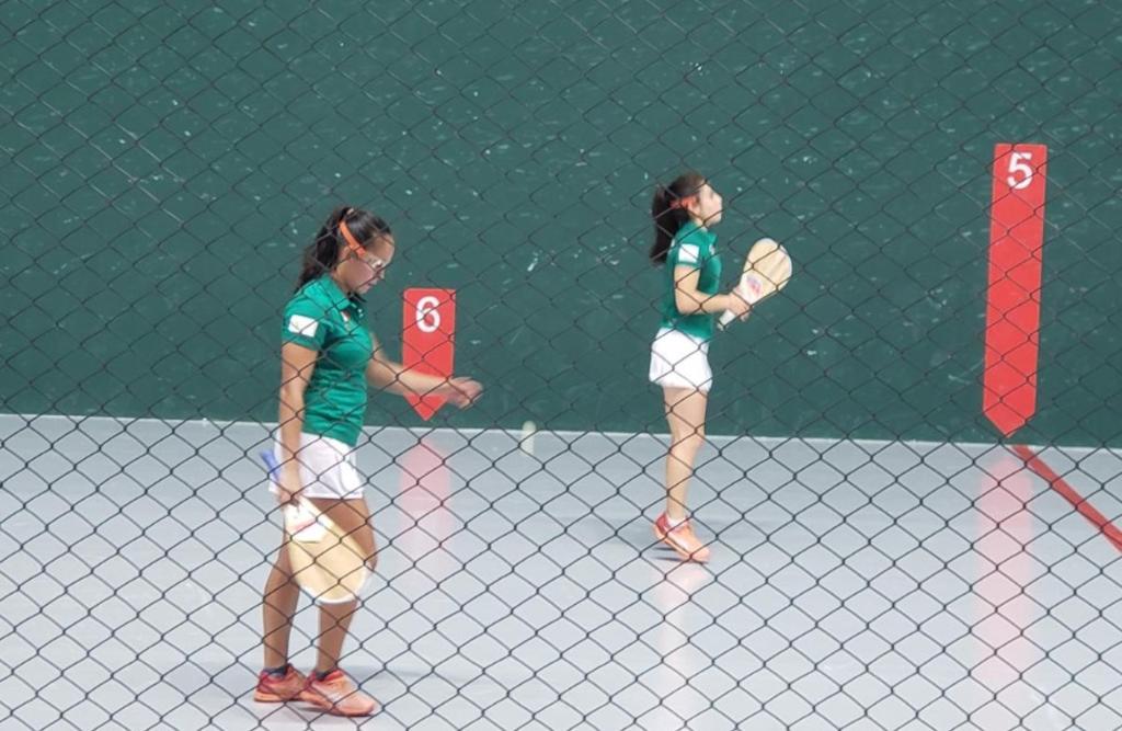 Dulce Figueroa y Laura Puentes dieron al país la tercera medalla de oro en la modalidad de pelota goma dobles. (ESPECIAL)