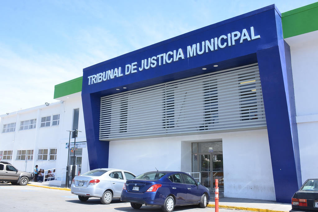 La Dirección de Seguridad Pública Municipal tuvo que custodiar las unidades hasta la oficina del Tribunal de Justicia Municipal. (EL SIGLO)
