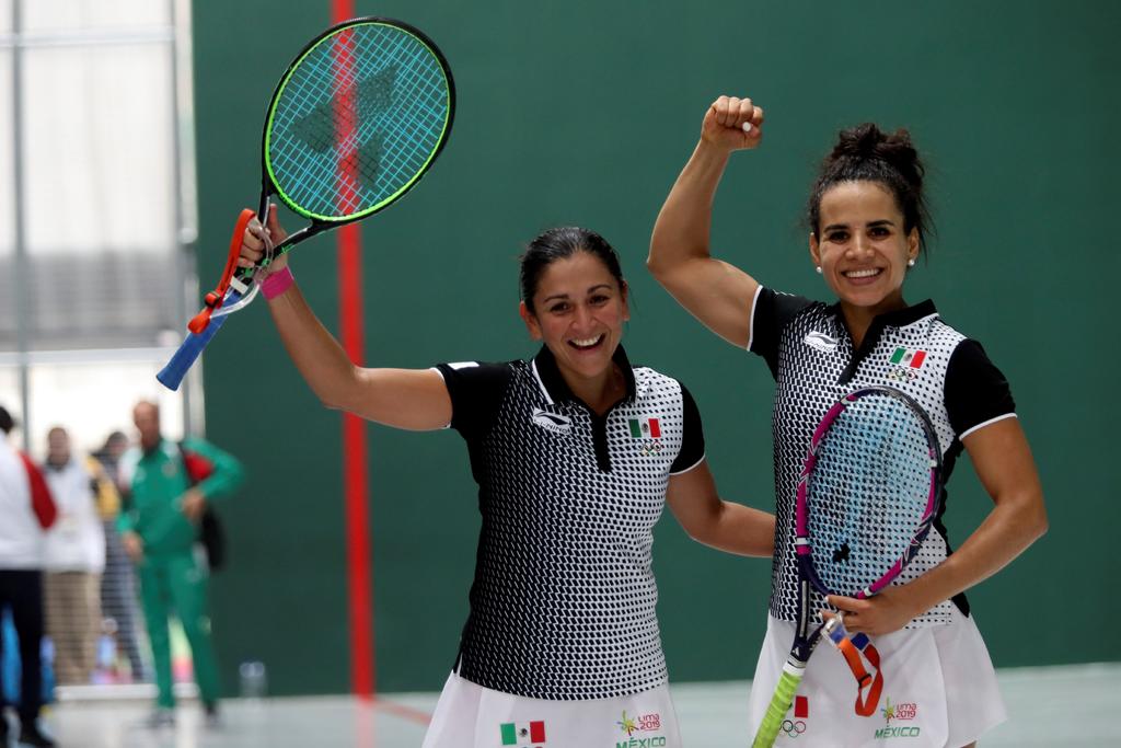 Las mexicanas Ariana Cepeda y Guadalupe Hernández (d) celebran luego de ganar el oro contra Cuba.