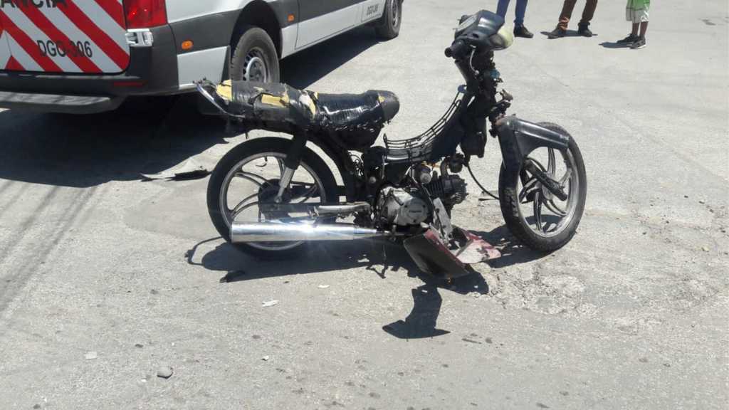 Paramédicos de la Cruz Roja de Gómez Palacio acudieron al lugar para atender al motociclista lesionado. (EL SIGLO DE TORREÓN)