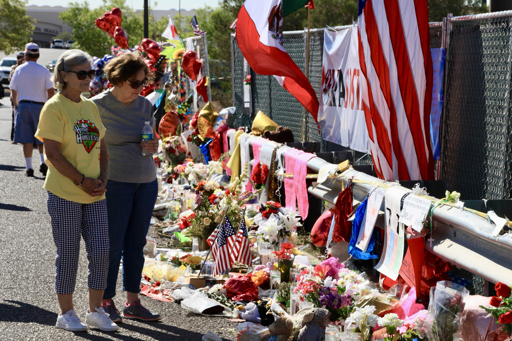 El altar que está en El Paso para honrar a las vícitmas del ataque en el centro comercial ha sido visitado por miles.