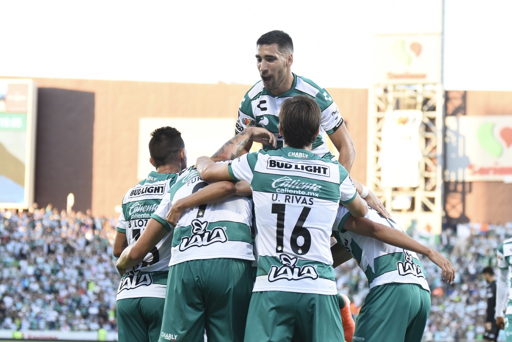 Santos Laguna tratará de recuperar el primer lugar de la clasificación cuando se enfrente hoy al Puebla en la cancha del Estadio Corona.(EL SIGLO DE TORREÓN/JESÚS GALINDO)