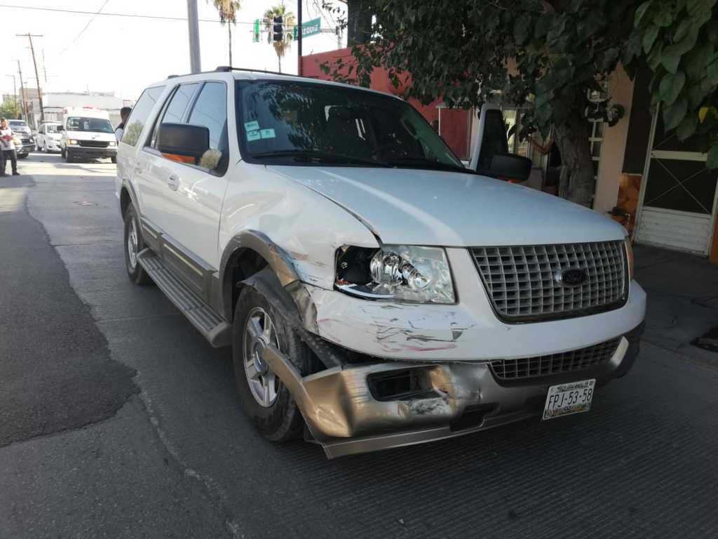 Dos camionetas participaron en el percance, registrado a la entrada de Torreón. Hubo dos personas lesionadas. (EL SIGLO DE TORREÓN)