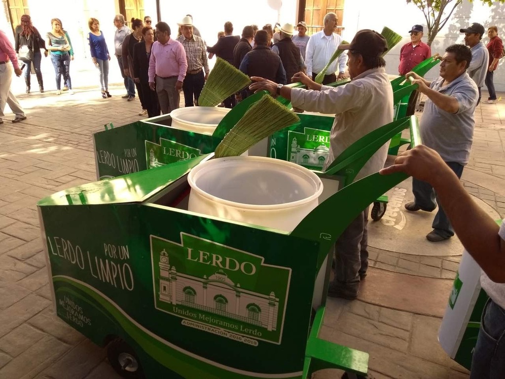 El Ayuntamiento mandó realizar con Retador, 60 carritos de lámina para limpieza con un costo de 12 mil pesos cada uno.