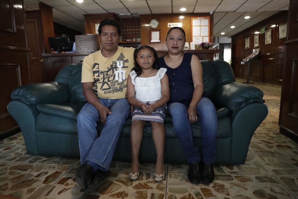 En la imagen aparece la pequeña Xóchitl Cruz López junto a sus padres tras recibir el reconociemiento.