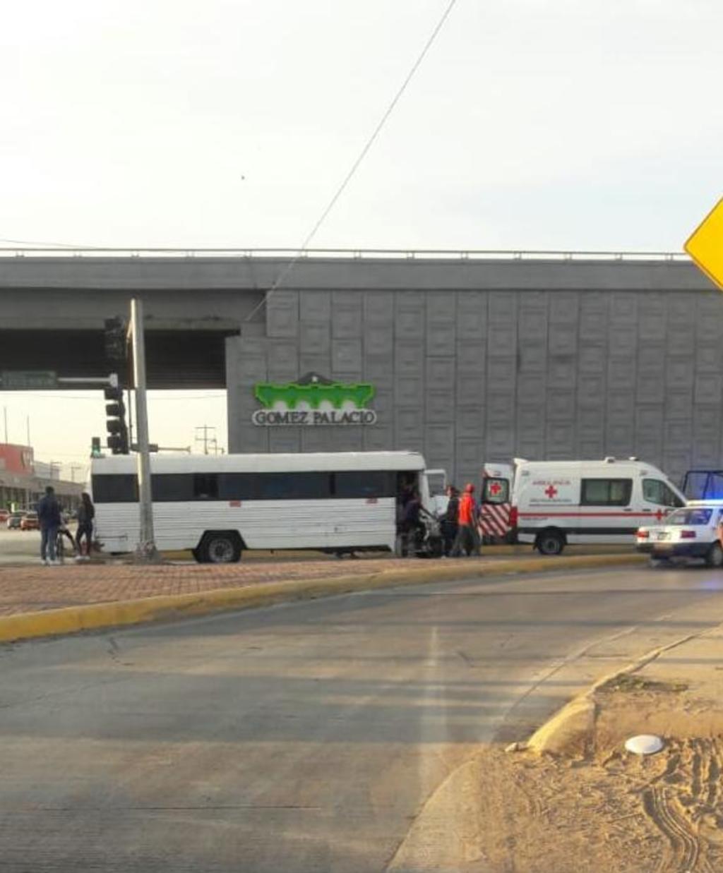 Una mujer que se encontraba esperando el camión resultó lesionada luego de que fue arrollada por un vehículo particular en el municipio de Gómez Palacio. (EL SIGLO DE TORREÓN)