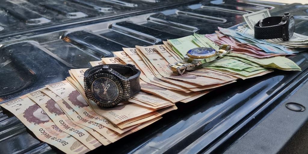 La policía pudo capturar al sujeto que ingresó al vestidor de Cafetaleros, en su botín se encontraban tres relojes y dinero en efectivo. (CORTESÍA)