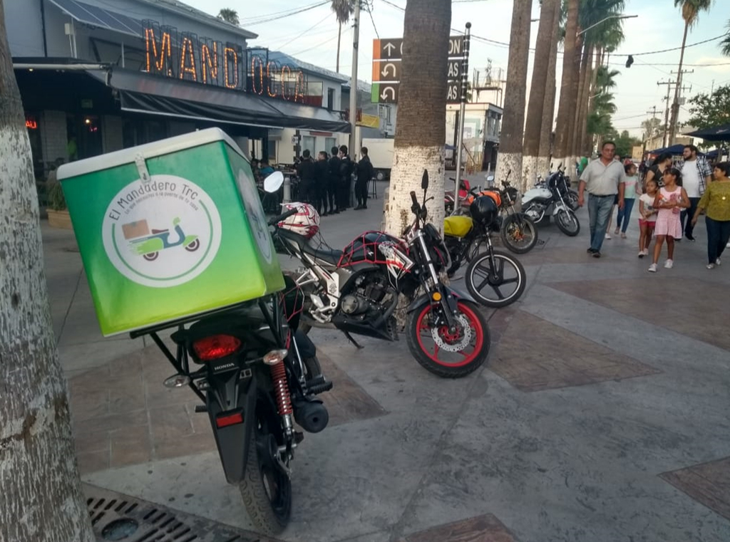 El tramo de Colón a Javier Mina, en Paseo Morelos de Torreón, se ha convertido ya en estacionamiento de motocicletas.