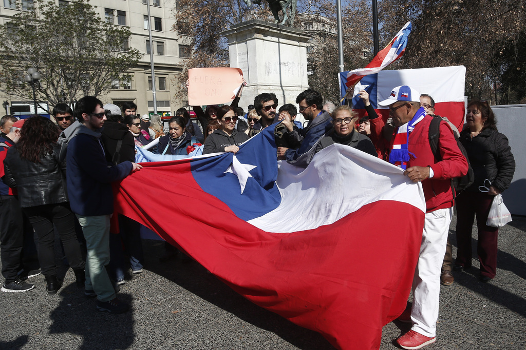 La movilización congregó a una veintena de partidarios contra la política migratoria de Chile y a unos 400 contramanifestantes. (ESPECIAL)
