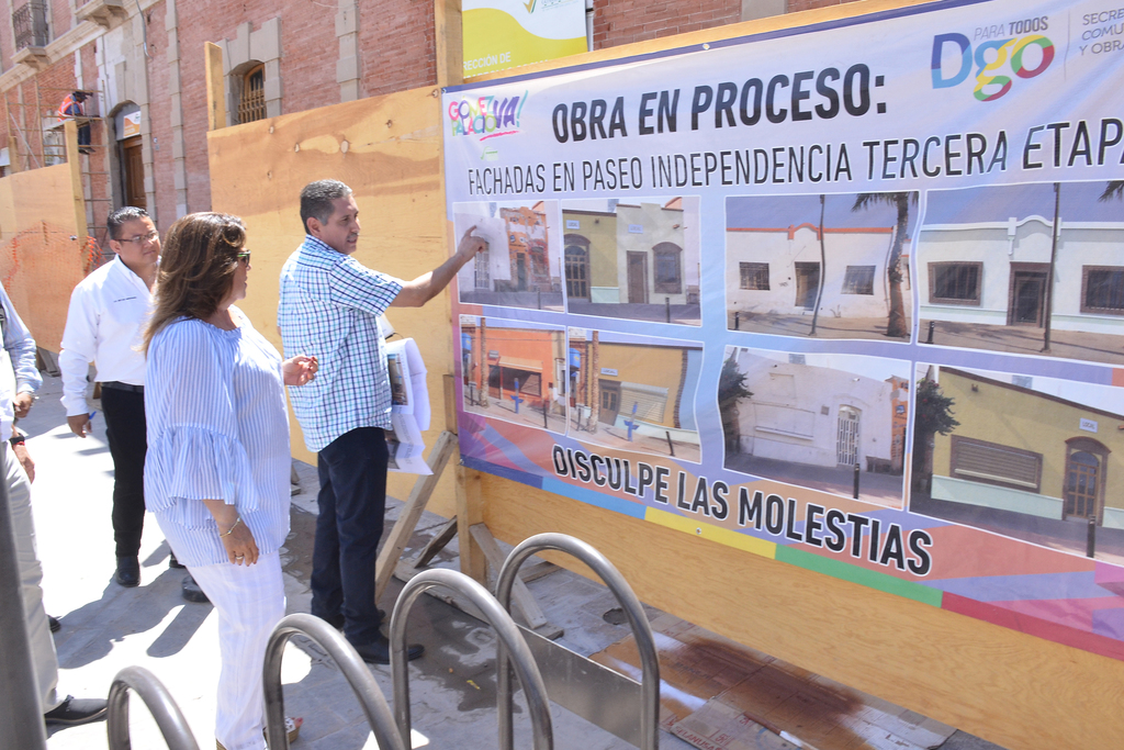La alcaldesa Leticia Herrera Ale supervisó las obras de remodelación de fachadas en el Paseo Independencia. (EL SIGLO DE TORREÓN)