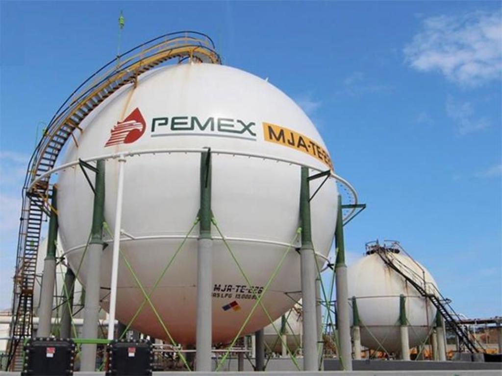 Fitch resaltó que el actual desarrollo de 22 campos petroleros por parte de Pemex podría ayudar a disminuir la producción de la compañía en el futuro. (ARCHIVO)
