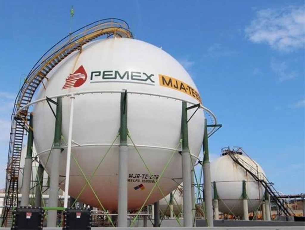 Fitch resaltó que el actual desarrollo de 22 campos petroleros por parte de Pemex podría ayudar a disminuir la producción de la compañía en el futuro. (ARCHIVO)