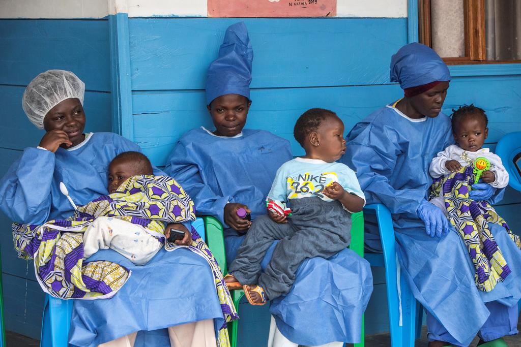 Mujeres cuidan a sus hijos que han enfermado de ébola en la República democrática del Congo. (EFE)