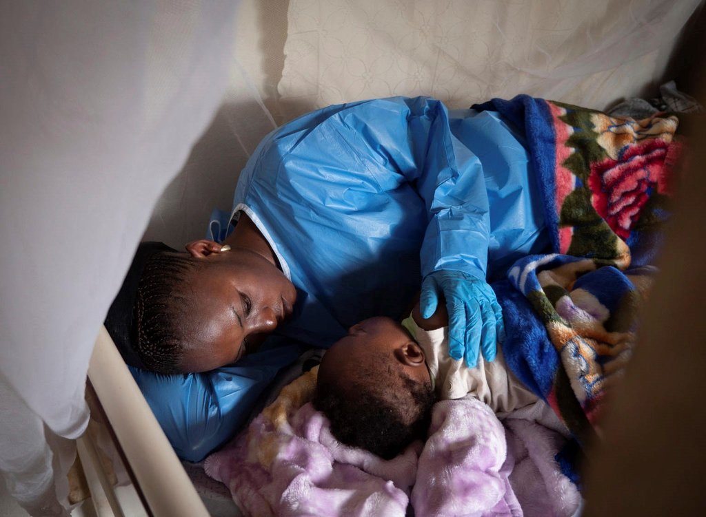 El ébola está causando también un grave impacto en los servicios sanitarios de algunos países de África. (ARCHIVO)