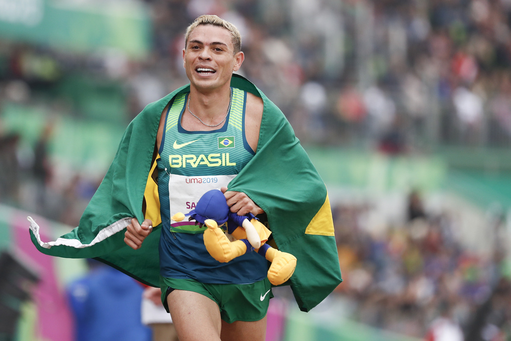 Altobeli Santos da Silva celebra tras ganar la medalla de oro en los 3 mil metros con obstáculos. (NOTIMEX)