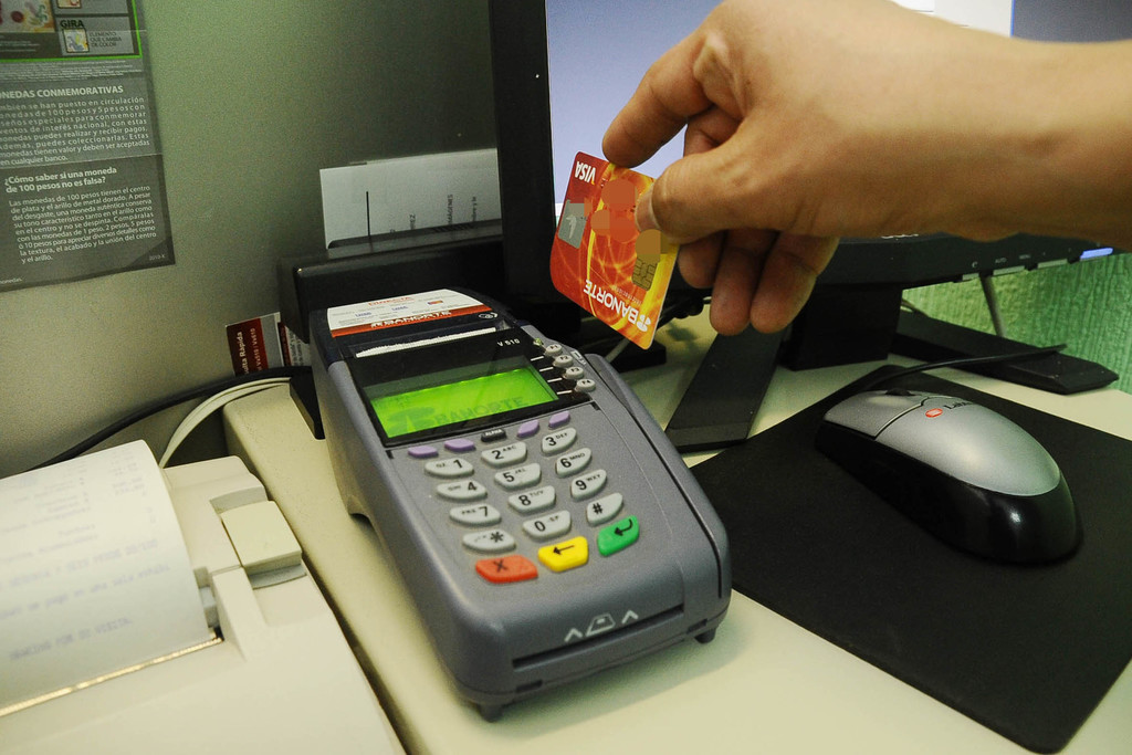 Comerciantes indicaron que durante el fin de semana tuvieron problemas con las terminales de bancos para aceptar pago con tarjeta.