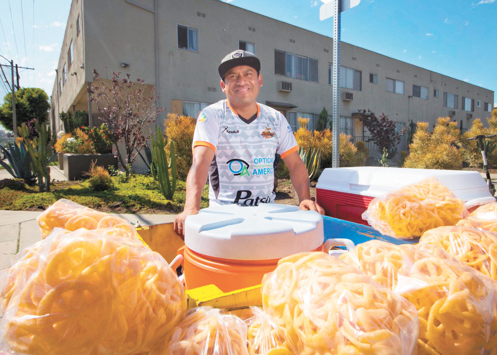 Víctor Pérez recorre las principales calles de Los Ángeles vendiendo elotes, esquites y chicharrones. (EL UNIVERSAL)