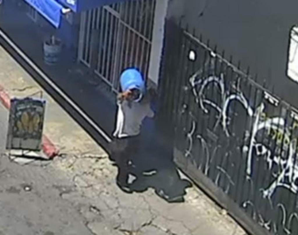 Un video que circula en redes sociales muestra al  presunto asesino y violador de una menor de seis años, quien el sábado pasado se había introducido a su domicilio para robar un tanque de gas, en la colonia Carolina de Cuernavaca. (ESPECIAL)