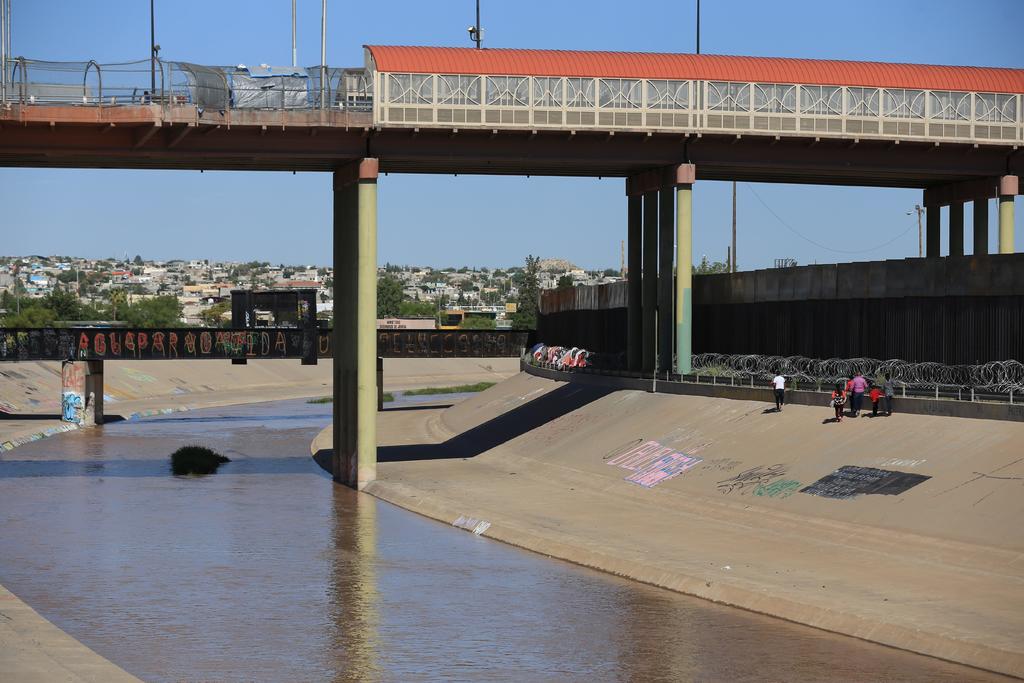 El Río Bravo, por el que cruzan ilegalmente desde México miles de migrantes para pedir asilo a Estados Unidos, se ha llenado estos días de agua a su paso por Ciudad Juárez, haciendo mas complicado y peligroso el paso. (EFE)