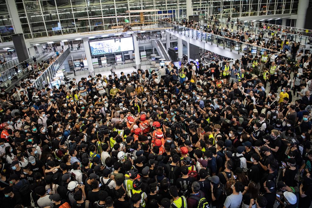 La tensión en Hong Kong sigue al rojo vivo después de que los manifestantes volviesen a provocar hoy la parálisis del aeropuerto de la ciudad autónoma. (EFE)