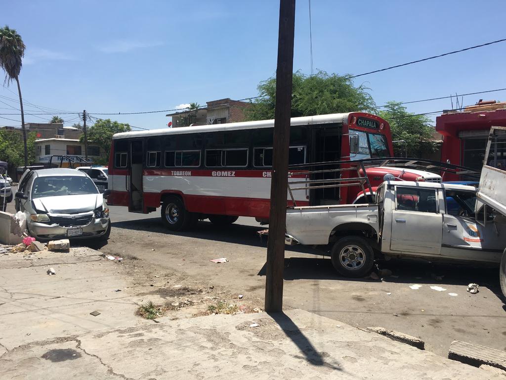 Un autobús de pasajeros que presuntamente sufrió una falla mecánica, provocó daños en cuatro vehículos estacionados y dejó una persona lesionada. (EL SIGLO DE TORREÓN)