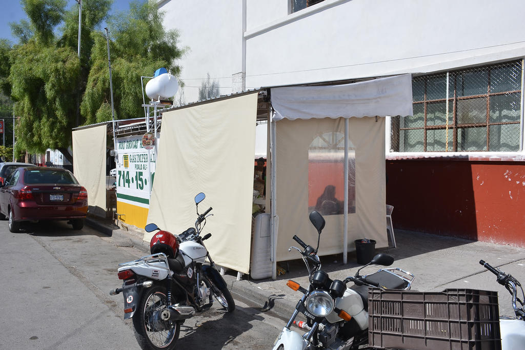 Trabajadores de un tabarete de alimentos en Torreón denunciaron presuntas irregularidades en el inminente retiro de su local, ubicado en la esquina de la avenida Allende y la calle Treviño, a un costado de la Escuela Centenario. (EL SIGLO DE TORREÓN/FERNANDO COMPEÁN)