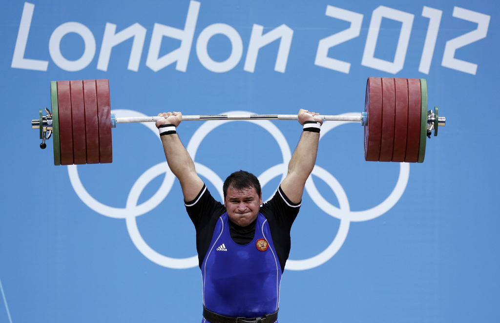El pesista ruso Ruslan Albegov compite en la categoría de más de 105 kilogramos en las Olimpiadas del 2012 en Londres.