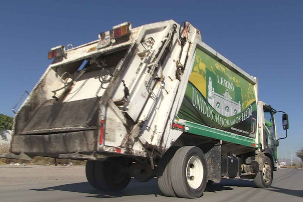 El Ayuntamiento de Lerdo asegura que mucha gente saca la basura después de que pasa el camión recolector. (EL SIGLO DE TORREÓN)