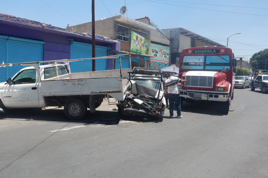 El saldo del accidente fue de daños materiales en cuatro vehículos y una persona lesionada.