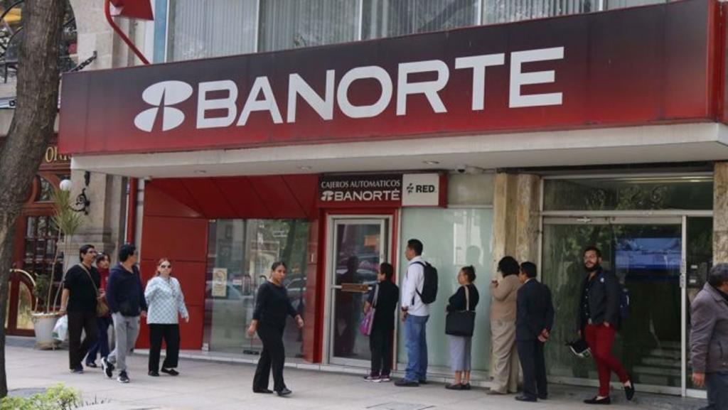 Banorte explicó que el servicio de pagos con tarjetas, tanto de crédito y débito, así como su red de más de 8 mil cajeros automáticos se mantienen operando con regularidad. (ARCHIVO)