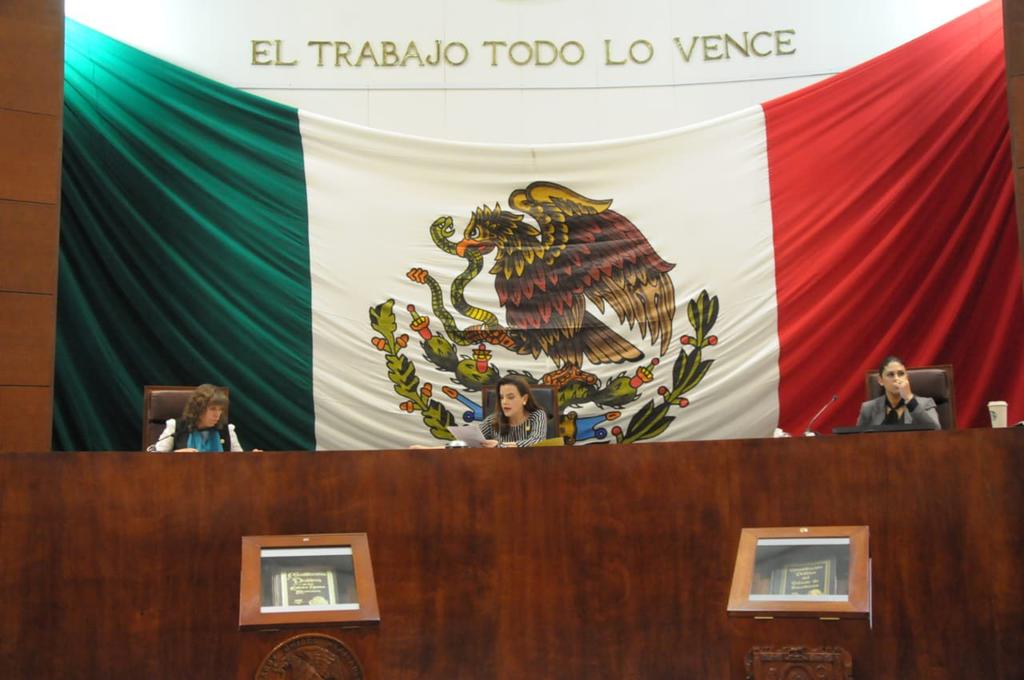 Grupos Profamilia y de la comunidad LGBTTTIQ+ chocaron ayer 13 de agosto en el salón de plenos de la Legislatura de Zacatecas, quienes se enfrascaron en una guerra de consignas a favor y en contra de la iniciativa de reforma al artículo 100 del Código Familiar. (ARCHIVO)