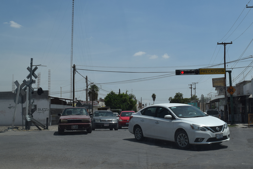 Ciudadanos consideran urgente que se construya el puente vehicular sobre la avenida 5 de Mayo y el cruce ferroviario. (EL SIGLO DE TORREÒN / MA. ELENA HOLGUÍN)