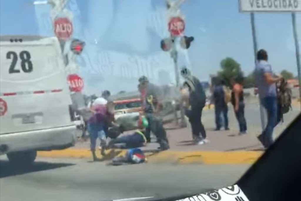 El video circuló en redes sociales y se observa a cerca de 15 pasajeros bajar rápidamente del camión. (CORTESÍA)