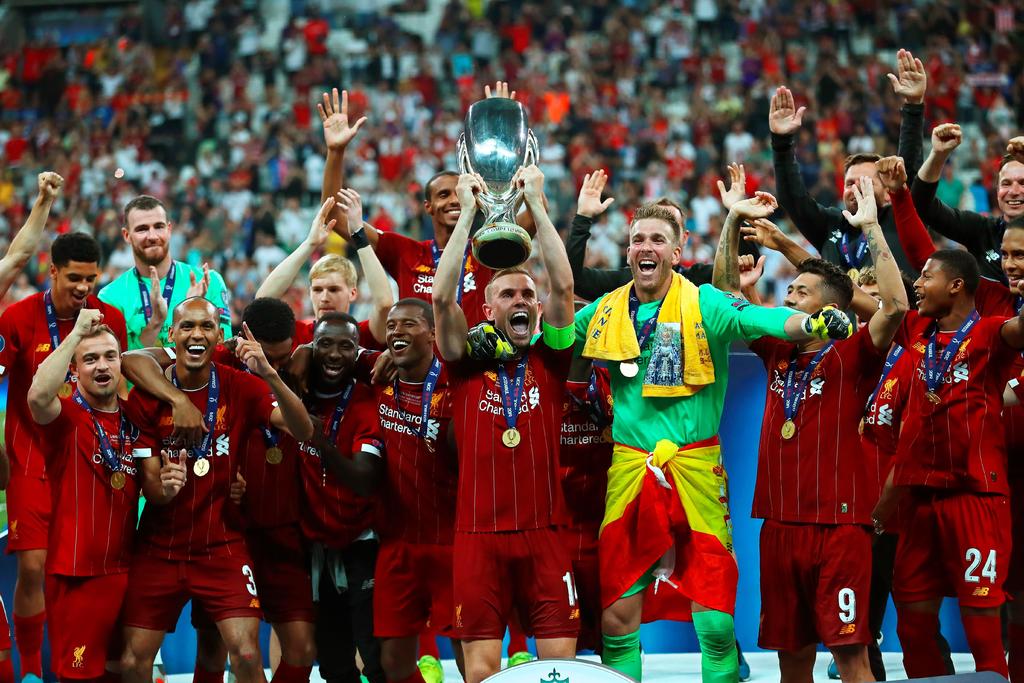 Jordan Henderson levanta la copa que acredita al Liverpool como campeón de la Supercopa de Europa, luego de imponerse 5-4 en tanda de penales al Chelsea. (EFE)