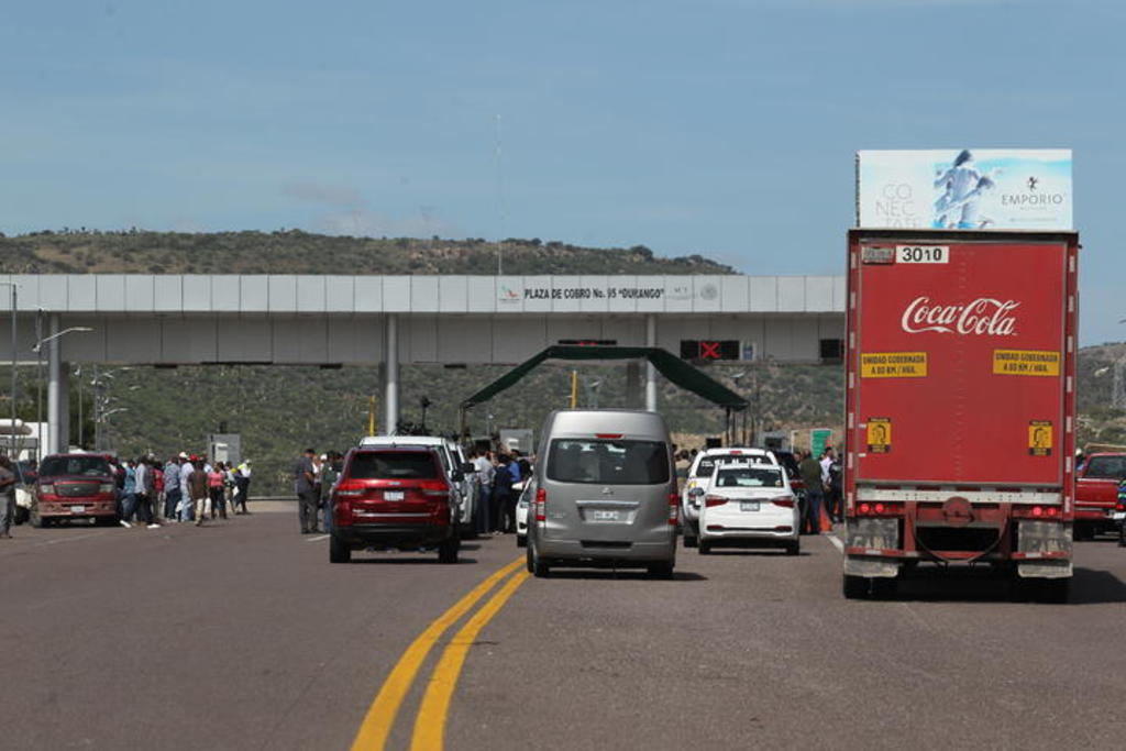 Ejidatarios de El Tunal se acercan al gobernador José Aispuro Torres para exigirle pago por hectáreas que se usaron en autopista. (EL SIGLO DE TORREÓN)