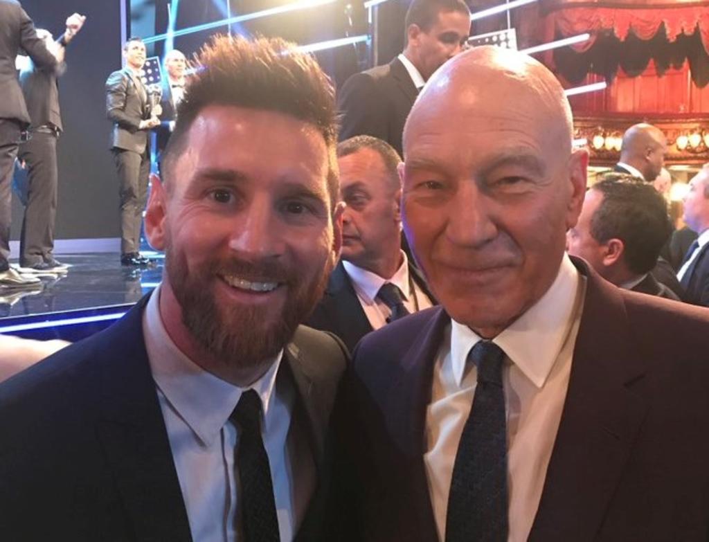 El actor Patrick Stewart recordó el día en el que hizo todo lo posible para conocer al argentino Lionel Messi y tomarle una foto a su esposa con su ídolo futbolístico. (ESPECIAL)