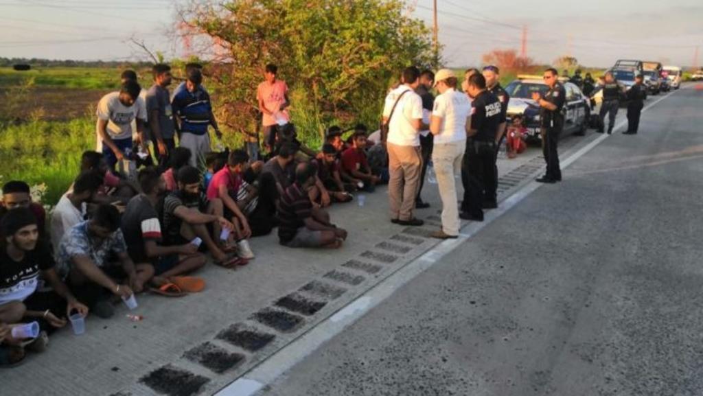 Un grupo de 65 migrantes provenientes de la India, encontrado en la carretera Coaztacoalcos-Villa Hermosa, fue trasladado por personal del Instituto Nacional de Migración a la estación del INM de Acayucan, Veracruz. (ESPECIAL)